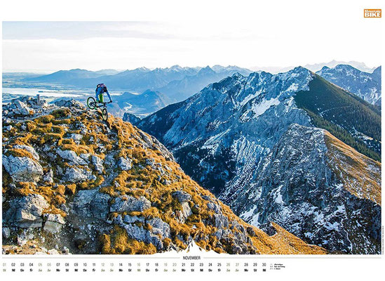 MountainBIKE Kalenderseite November mit Mountainbiker auf einem alpinen Grat