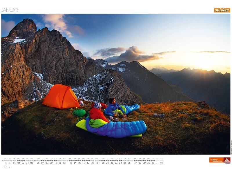 Kalenderseite des OUTDOOR Magazins mit Zelt und Biwak bei Sonnenuntergang in den Bergen
