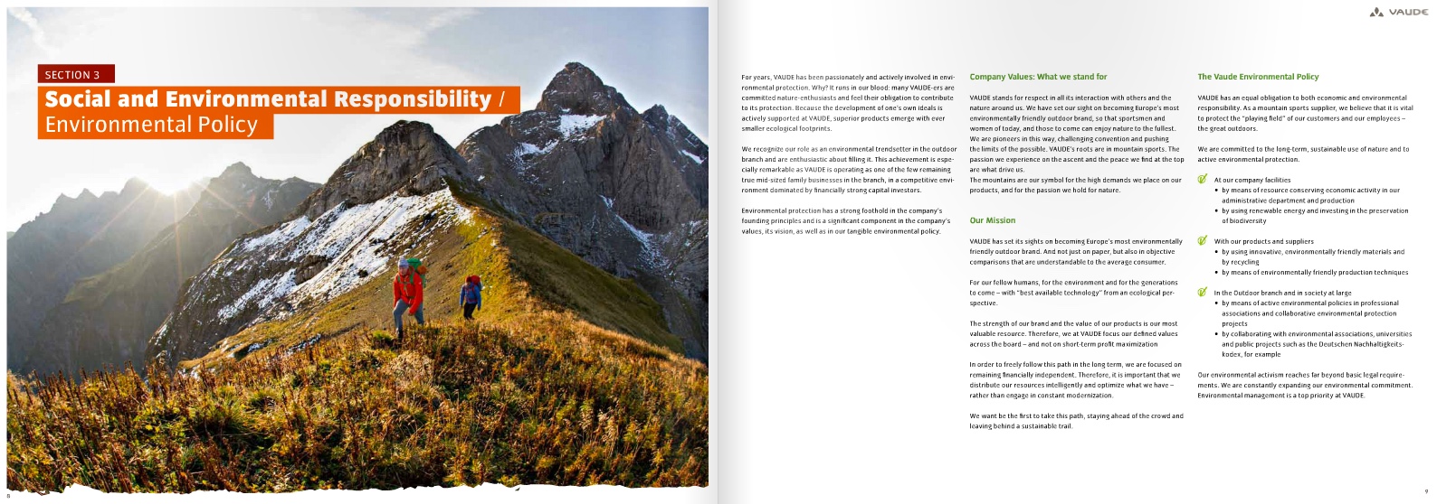 VAUDE Doppelseite zur Umweltstrategie mit Wanderern auf einem Berggrat im Abendlicht